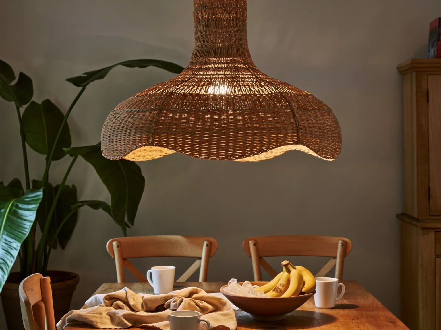 Ilustracja: lampa wkomponowana w codzienną przestrzeń mieszkalną